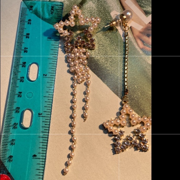 Asymmetrical Star Pearl Crystals Earrings - Picture 6 of 6